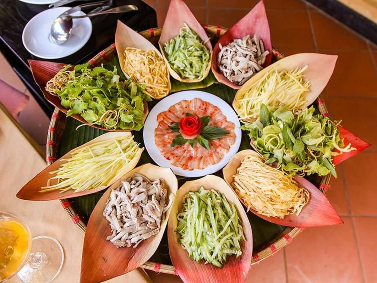Nồi lẩu thả Phan Thiết đầy màu sắc với hải sản tươi ngon, rau sống và nước chấm đặc trưng, món ăn không thể bỏ qua