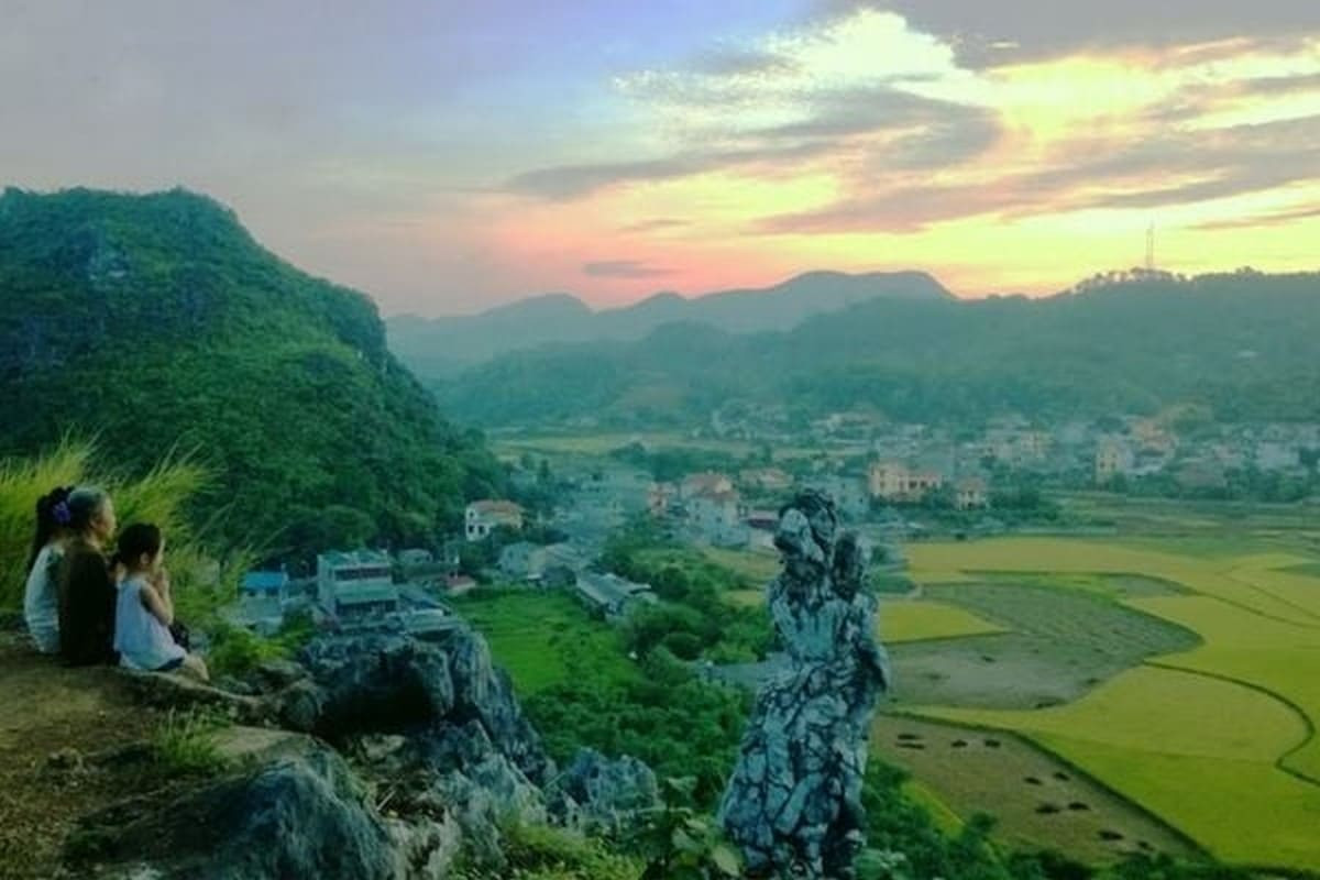 Núi Tô Thị (Vọng Phu) nhìn từ xa tại Lạng Sơn