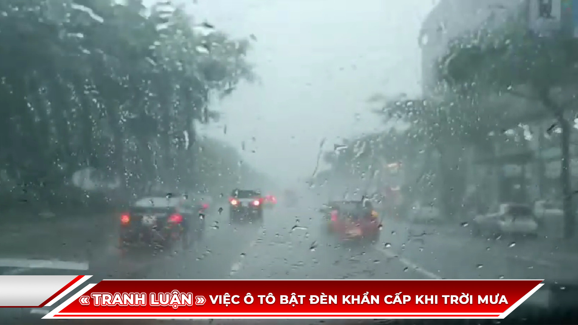 Ô tô bật đèn khẩn cấp khi trời mưa lớn trên đường phố Hà Nội