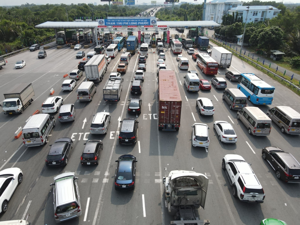 Ô tô đi qua trạm thu phí không dừng ETC tiện lợi