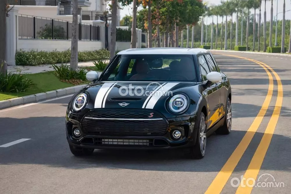 Phần đuôi xe MINI Clubman với cửa cốp đôi độc đáo và đèn hậu Union Jack