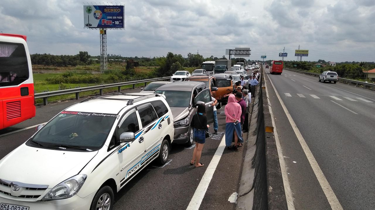 Sơ đồ minh họa khoảng cách an toàn giữa các xe ô tô khi tham gia giao thông