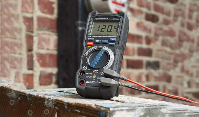 Sử dụng đồng hồ vạn năng để kiểm tra tín hiệu tại các chân kết nối của ECM/ECU