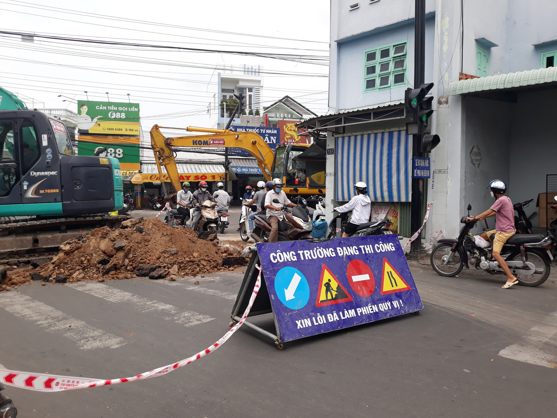 Tài xế giữ khoảng cách an toàn với xe phía trước trong điều kiện thời tiết bất lợi