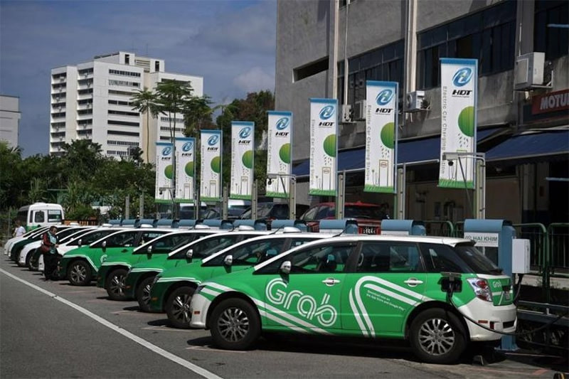 Tài xế Grab đang đợi khách với điện thoại trên tay