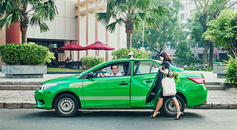 Tài xế Grabcar đang chờ đón khách với chiếc xe ô tô