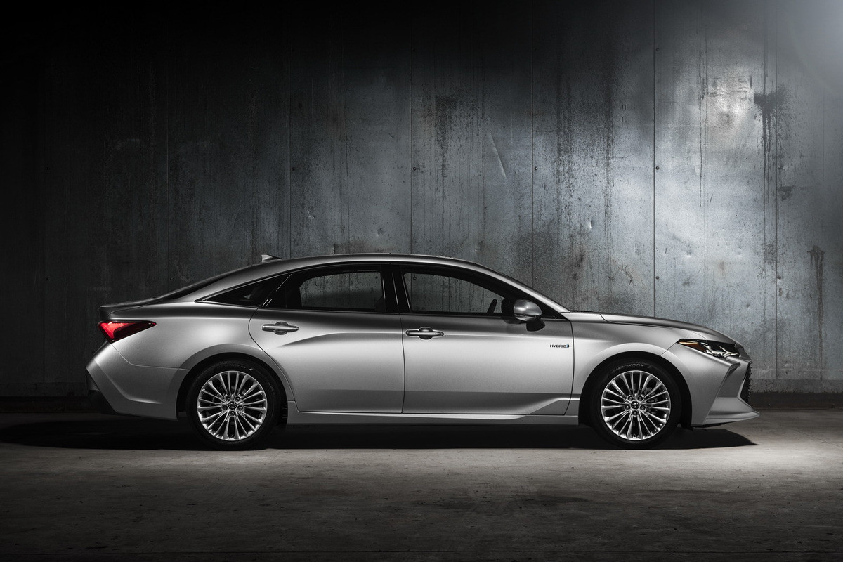Thân xe Toyota Avalon 2018 với đường nét mạnh mẽ và thanh lịch