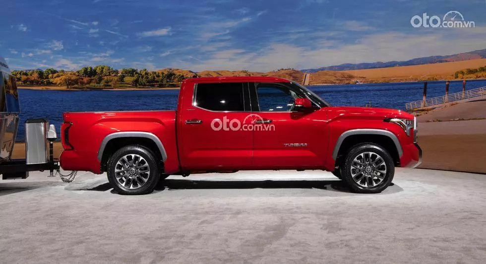 Thân xe Toyota Tundra 2025 khỏe khoắn và đường nét gân guốc