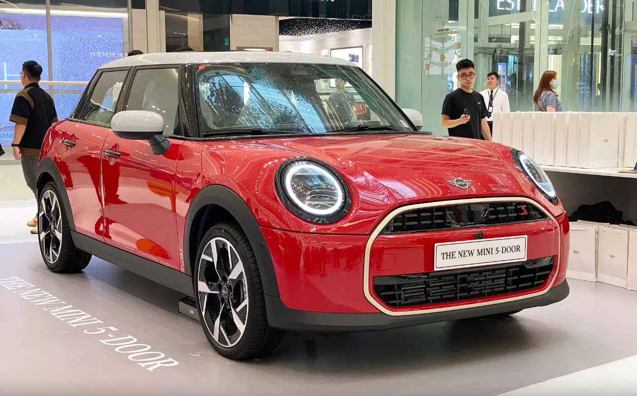 Thiết kế đầu xe MINI Cooper với đèn pha LED bo tròn và viền chrome