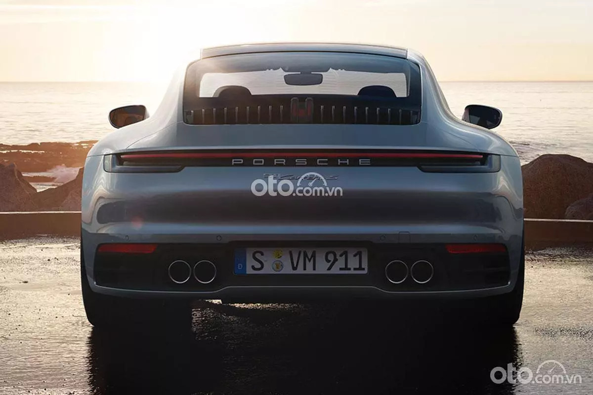 Thiết kế đuôi xe Porsche 911 với dải đèn LED ngang và ống xả kép