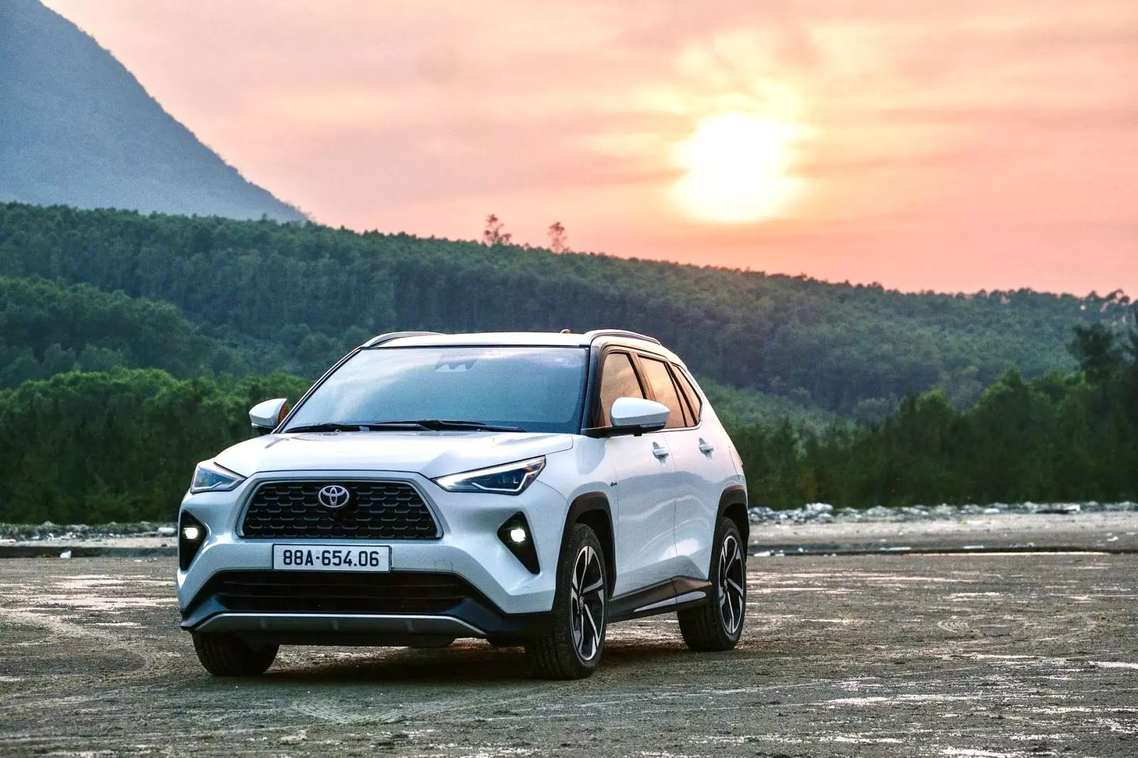 Thiết kế ngoại thất mạnh mẽ và năng động của Toyota Yaris Cross 2025