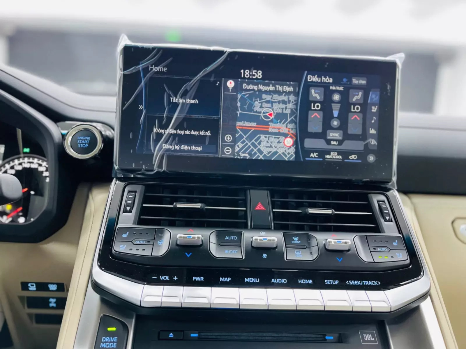 Tiện nghi hiện đại bên trong Toyota Land Cruiser 2025