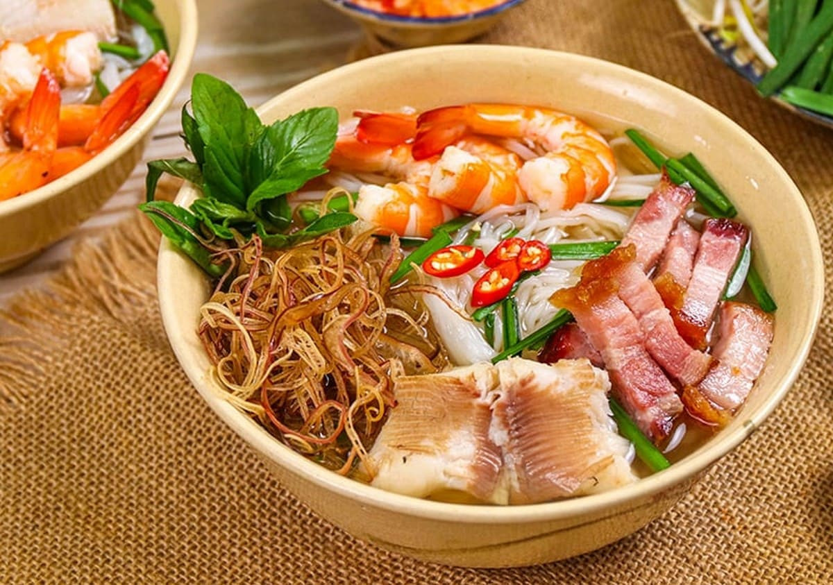 Tô bún nước lèo nóng hổi, đặc trưng của ẩm thực Bạc Liêu