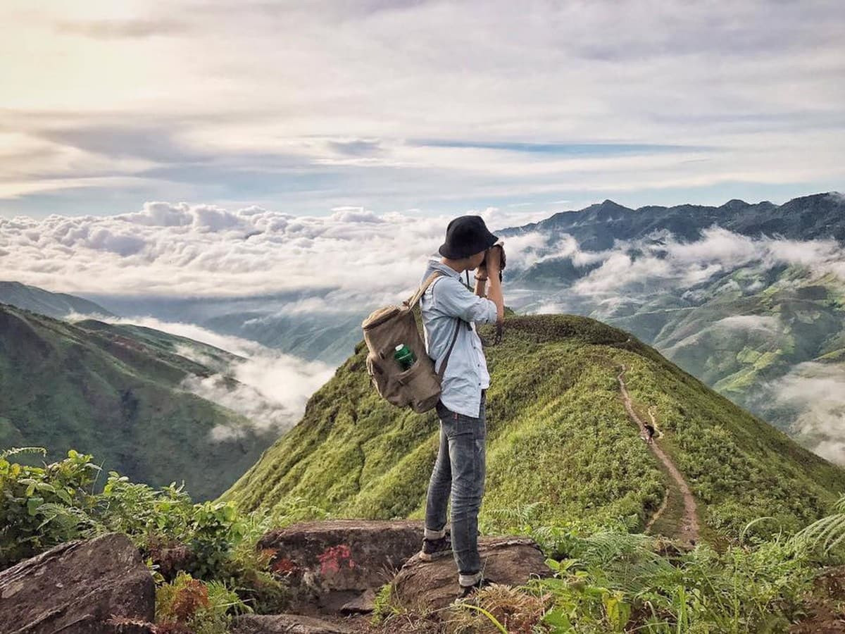 Toàn cảnh bản Háng Đồng, một ngôi làng truyền thống của người H'Mông, mang đến cái nhìn sâu sắc về văn hóa địa phương trong chuyến du lịch Tà Xùa.