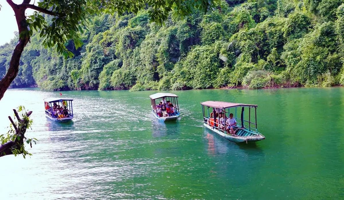 Toàn cảnh Hồ Ba Bể nhìn từ trên cao