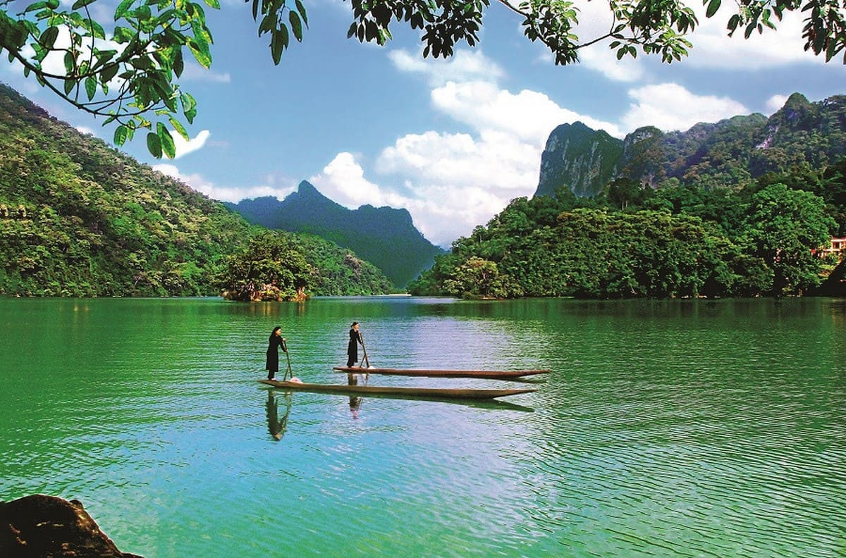 Toàn cảnh Hồ Ba Bể trong xanh