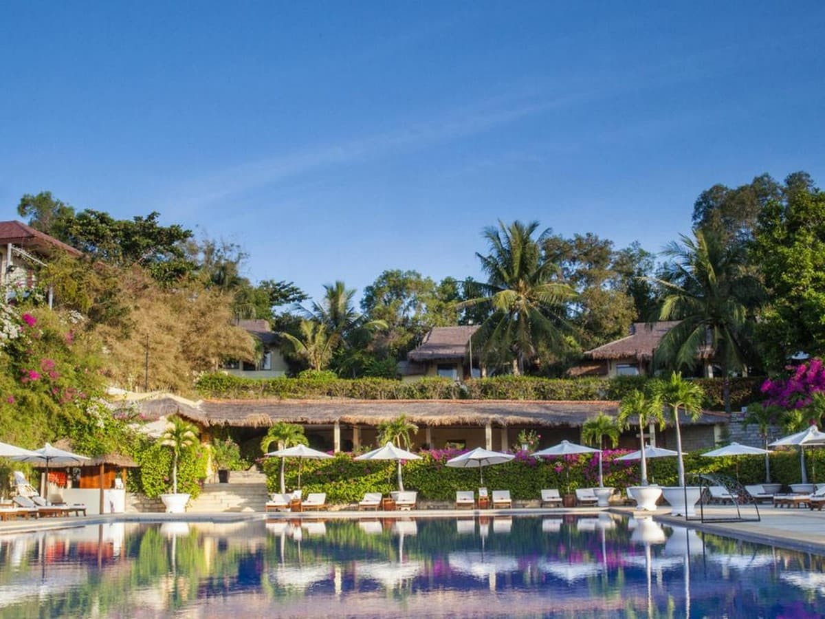 Toàn cảnh Victoria Phan Thiet Beach Resort với hồ bơi vô cực nhìn ra biển, lựa chọn nghỉ dưỡng sang trọng khi đến Phan Thiết