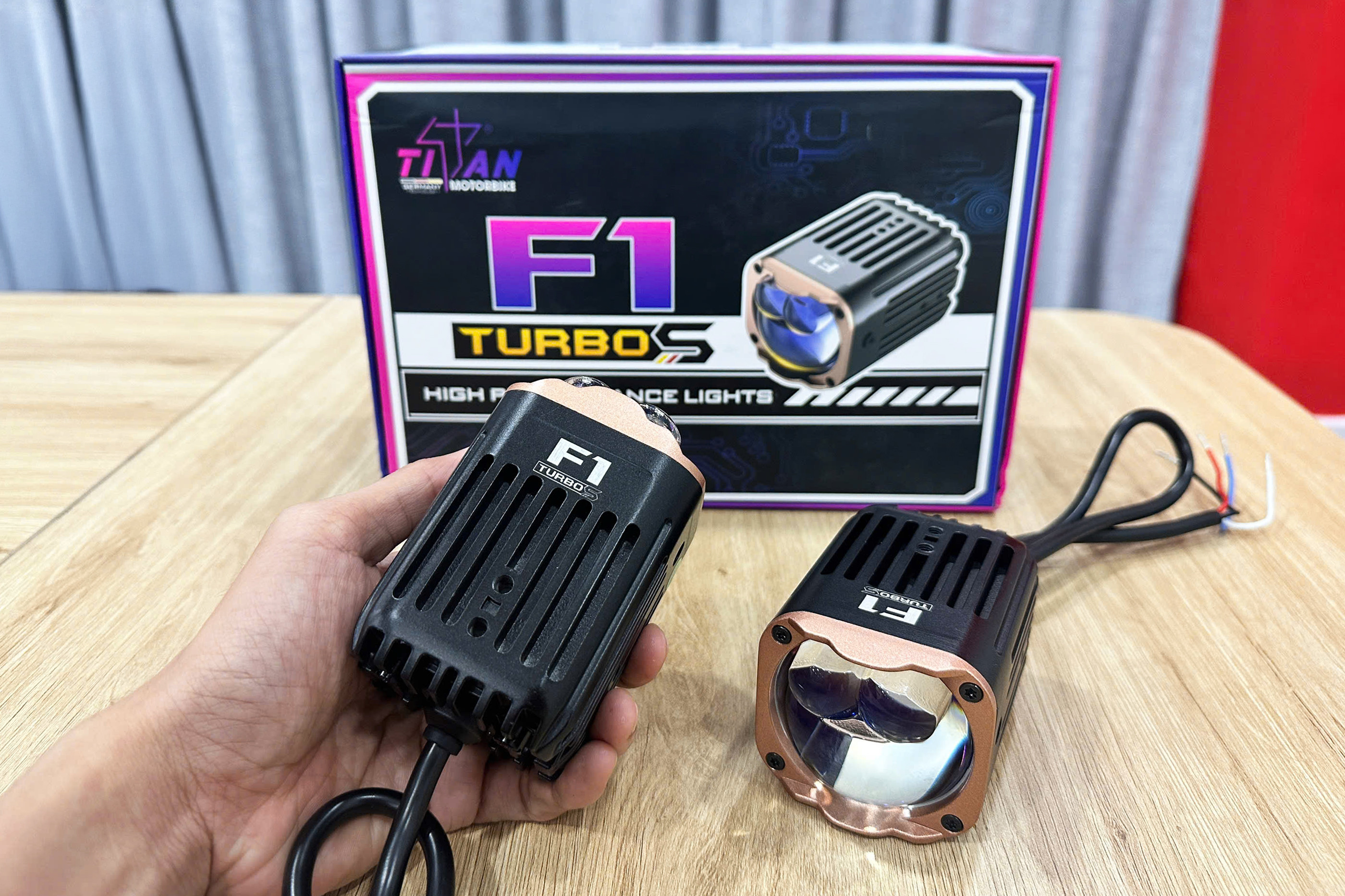 Tổng thể đèn trợ sáng Titan Moto F1 Turbo S thể hiện độ hoàn thiện cao