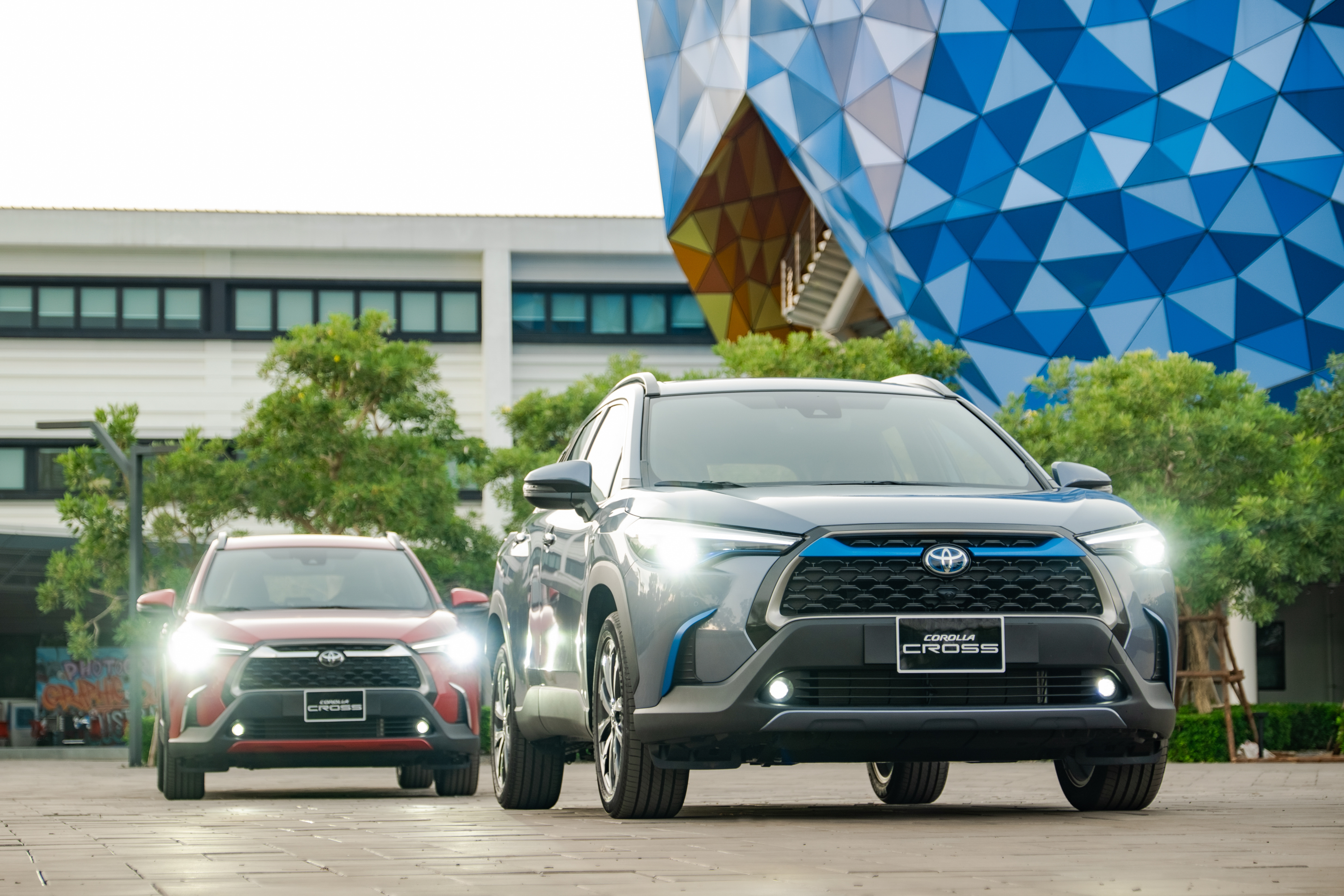 Tổng thể **xe Toyota Corolla Cross 2023** ngoại thất màu trắng ngọc trai