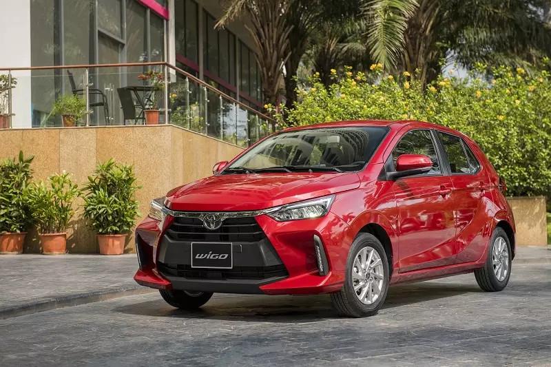 Toyota Wigo màu trắng di chuyển trên phố, thể hiện sự tăng trưởng doanh số
