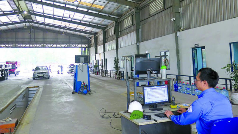 Trung tâm đăng kiểm xe cơ giới tại Việt Nam đang thực hiện kiểm tra kỹ thuật