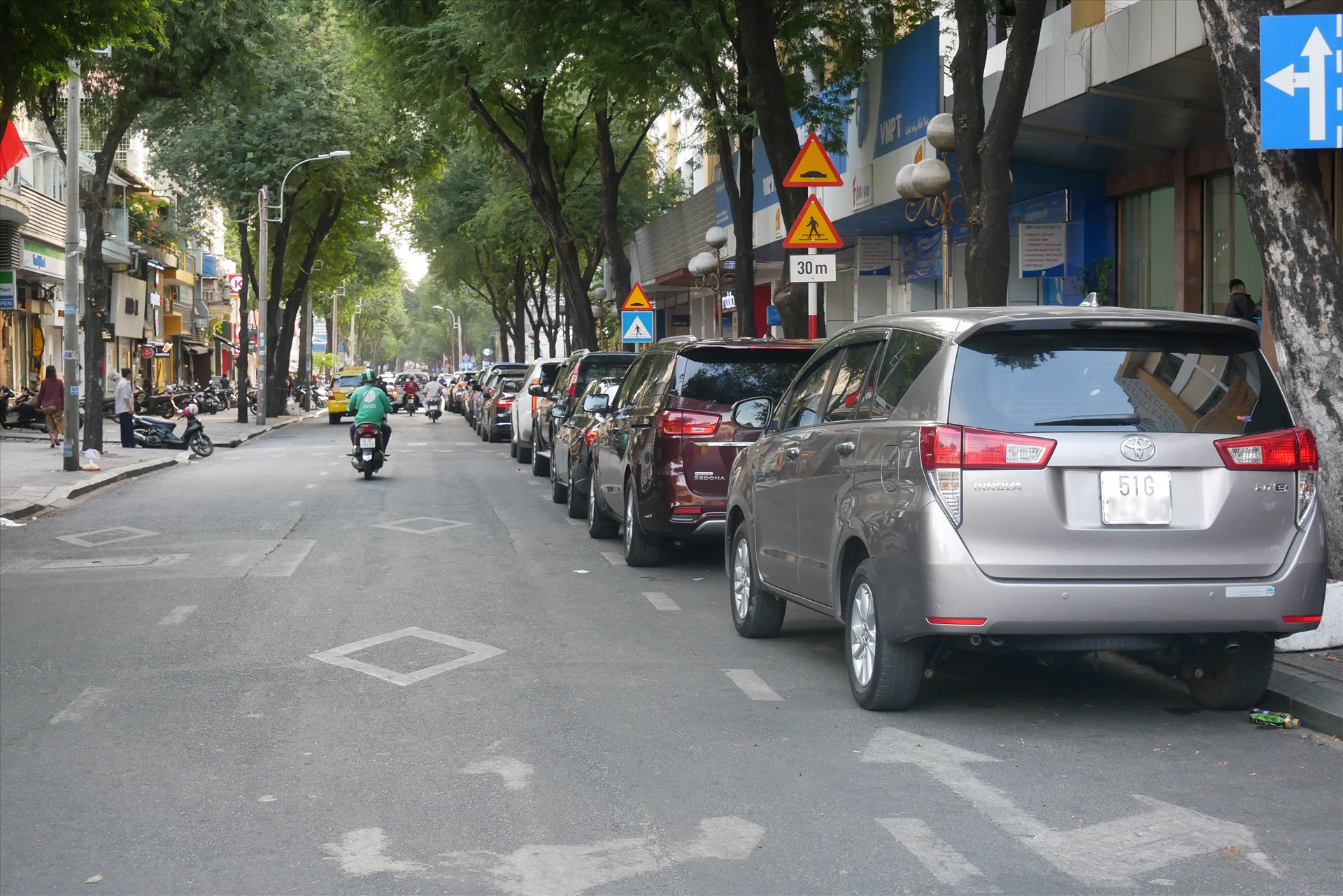 Tuân thủ quy định dừng đỗ xe ô tô khi tham gia giao thông