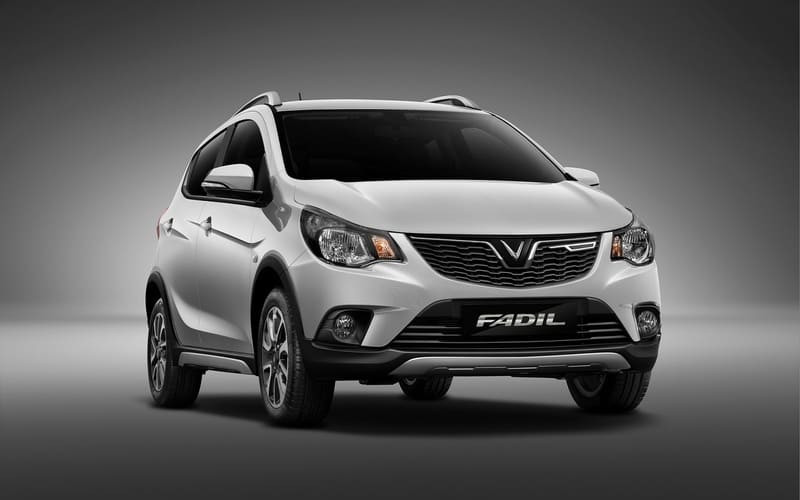 Xe ô tô con 4 chỗ màu trắng, một ví dụ về loại xe chở người dưới 9 chỗ ngồi thường không áp dụng quy định về niên hạn sử dụng xe ô tô.
