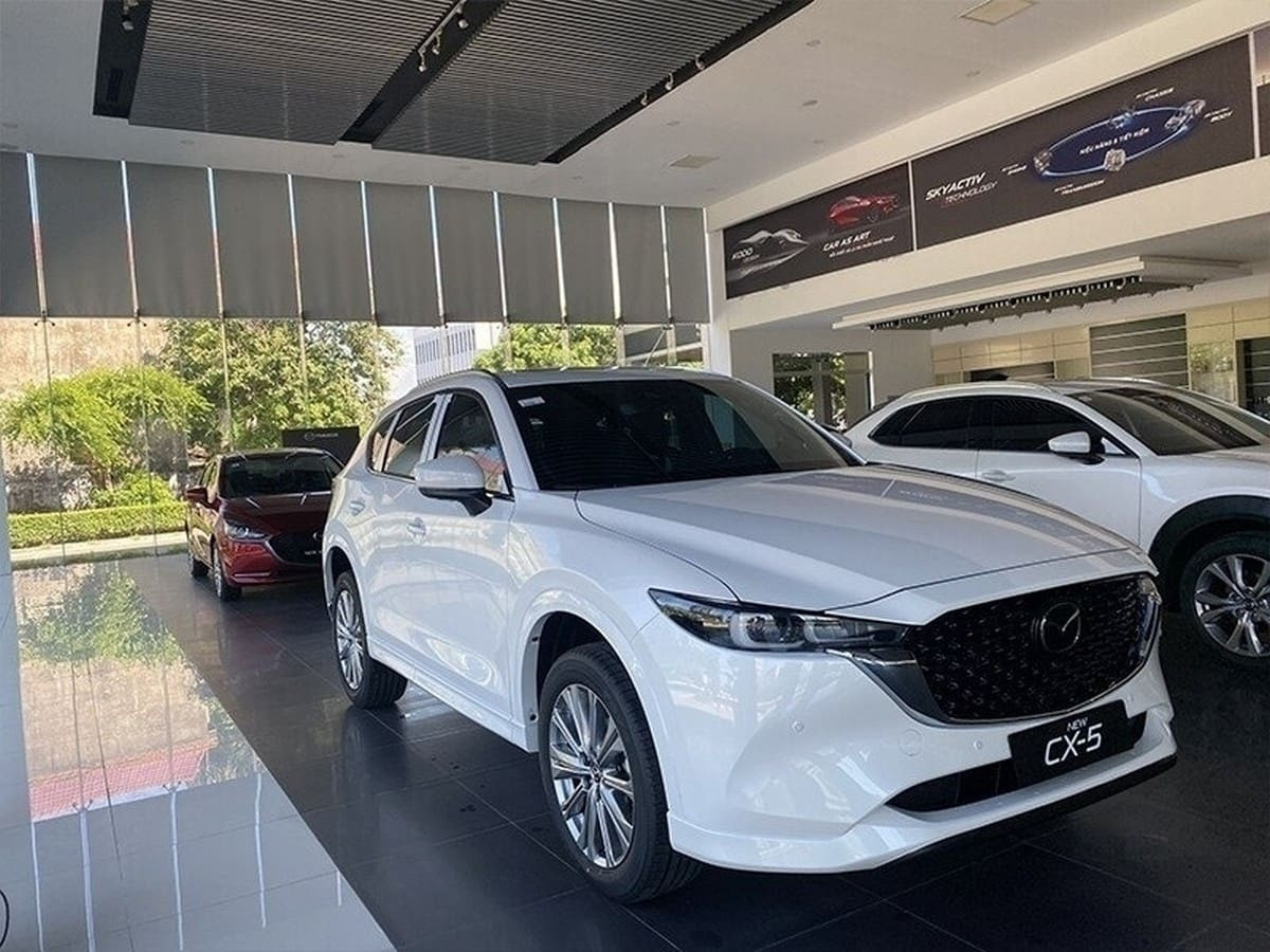 Xe SUV Mazda CX5 màu đỏ nổi bật đậu bên bờ biển, gợi ý xe phù hợp cho chuyến du lịch Phan Thiết bằng ô tô tự lái