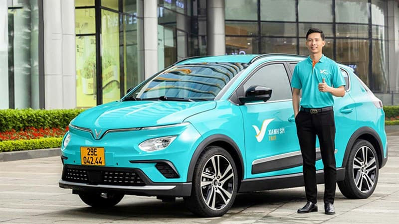 Xe taxi điện VinFast Xanh SM phục vụ khách hàng