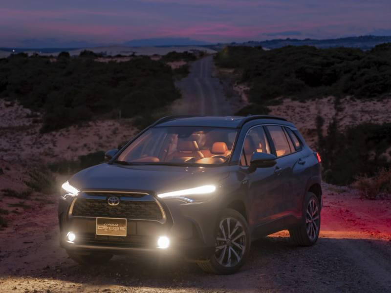 Xe-Toyota-Corolla-Cross-1-8-HV-ban-hybrid.jpg
