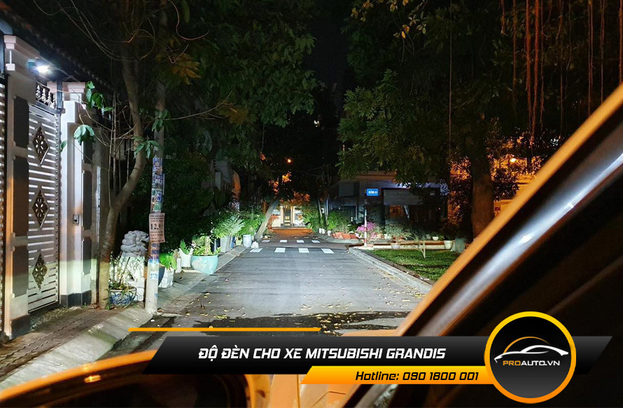 Ánh sáng đèn LED Bi Laser trên Toyota Innova vào ban đêm
