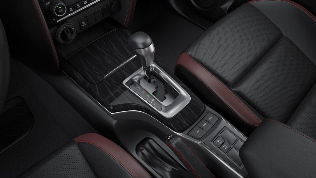 Bệ trung tâm của xe Fortuner được ốp gỗ và viền mạ bạc 2 bên