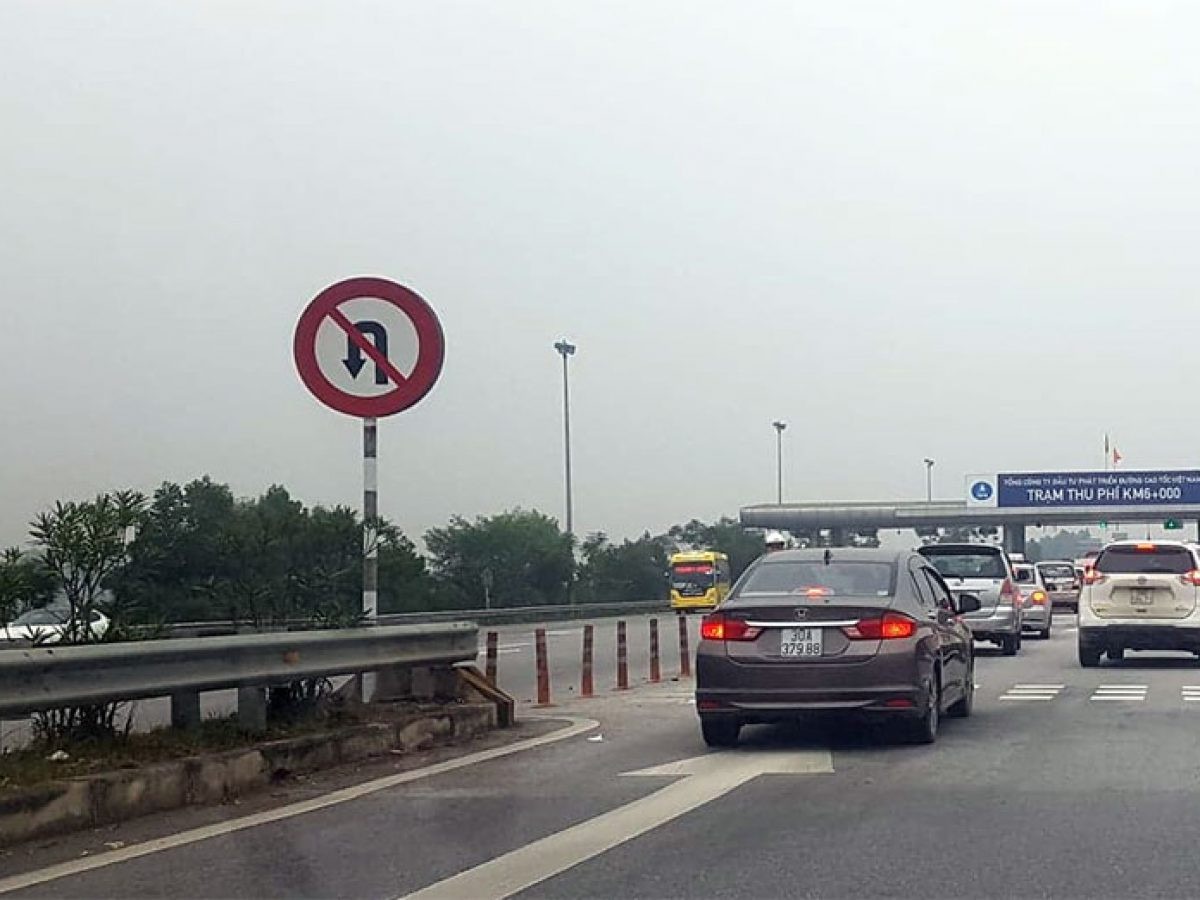 Biển báo cấm quay đầu xe đảm bảo an toàn tại các điểm quay đầu