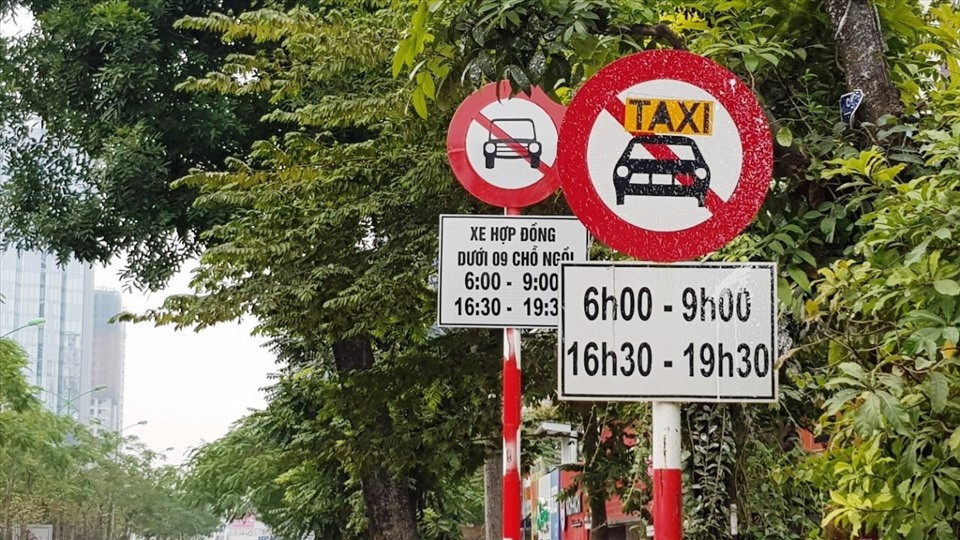 Biển báo phụ bổ sung thông tin chi tiết cho biển báo chính