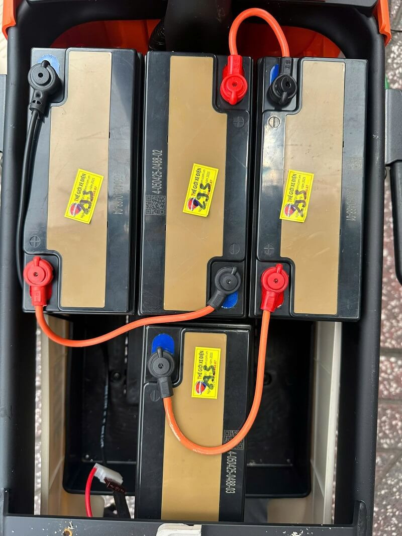 Bộ pin xe đạp điện Lithium-ion hiện đại được tháo rời, sẵn sàng cho quy trình sạc pin xe đạp điện an toàn.