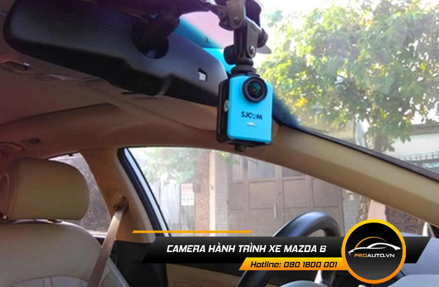 Camera hành trình nhỏ gọn gắn trên kính lái xe Mazda 6, ghi lại mọi diễn biến trên đường để bảo vệ người lái.