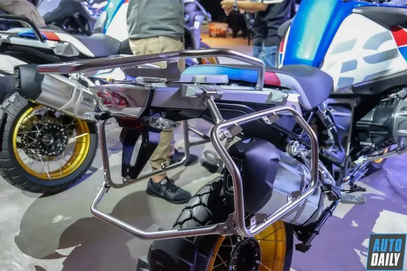 Cận cảnh bánh sau và vành nan hoa của BMW R 1250 GS, cho thấy khả năng vận hành linh hoạt trên nhiều loại địa hình phức tạp.