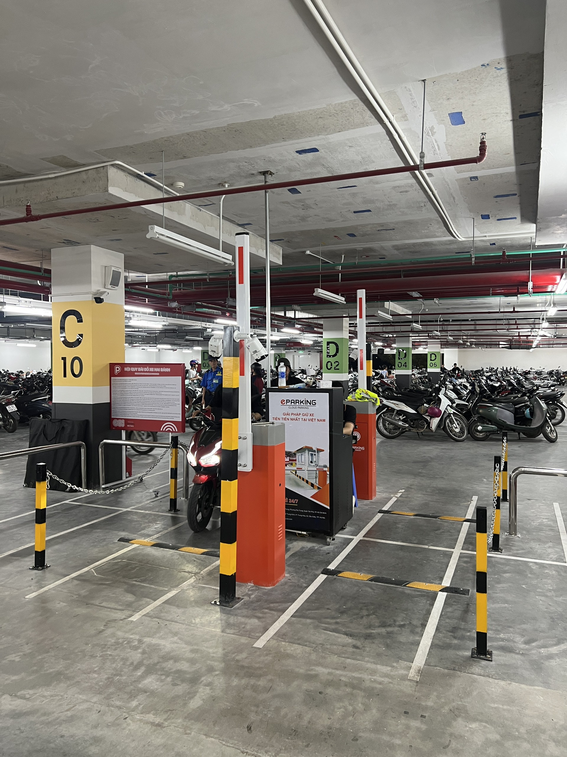 Cận cảnh khu vực đậu xe ô tô trong bãi giữ xe, nhấn mạnh việc đầu tư cơ sở vật chất và phân chia không gian hợp lý.