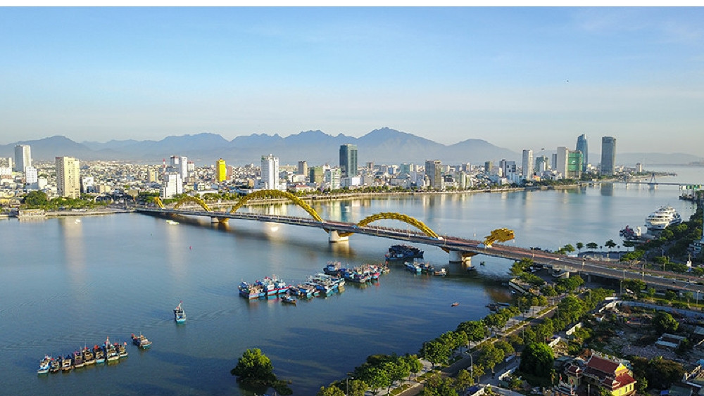 Cầu Rồng biểu tượng của Đà Nẵng về đêm, điểm đến hấp dẫn cho du khách tự lái xe khám phá