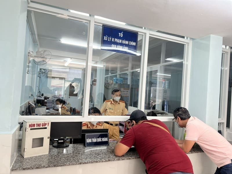 Chủ xe ô tô nhận thông báo về hậu quả khi không nộp phạt nguội đúng hạn