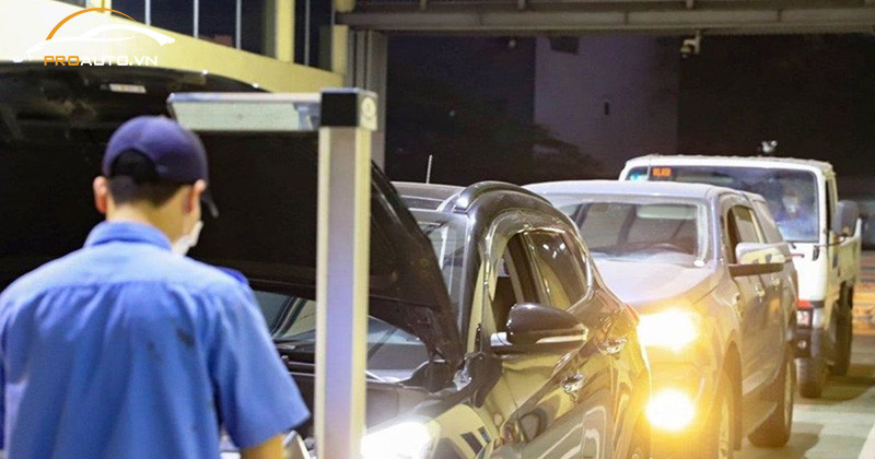 Chuyên gia kiểm tra kết cấu xe ô tô bị thay đổi