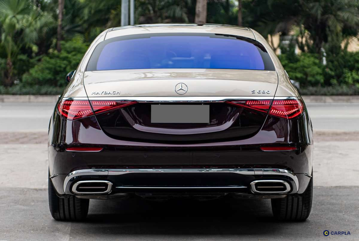 Cụm đèn hậu LED và chi tiết mạ crom ở đuôi xe Maybach S680