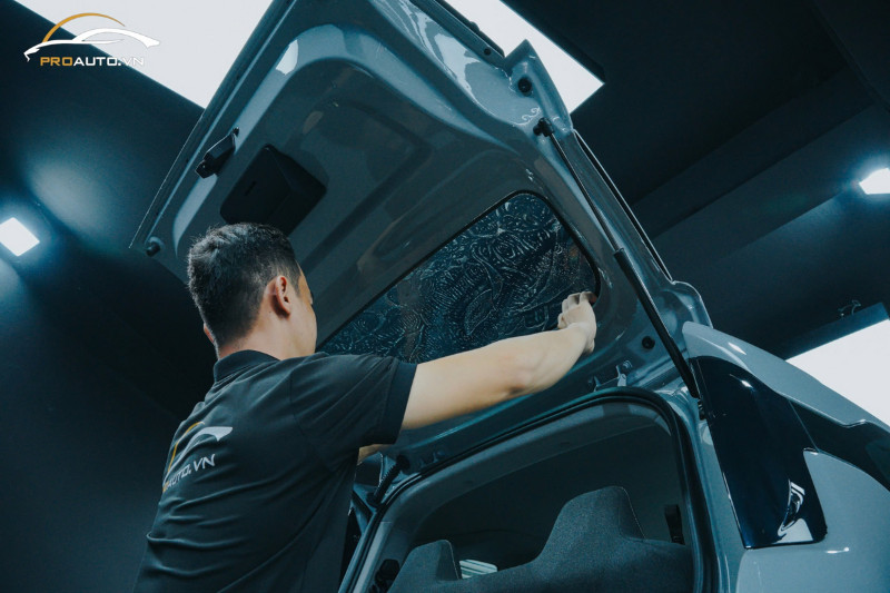 Dán phim 3M cho vị trí kính lưng xe ô tô sau khi vệ sinh