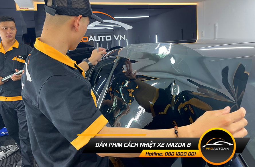 Dán phim cách nhiệt trên kính cửa xe Mazda 6, giúp giảm nhiệt độ, bảo vệ nội thất và riêng tư.