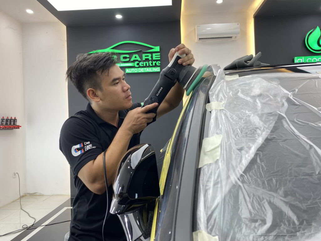 Đánh bóng xe ô tô chuyên nghiệp phục hồi độ sáng bóng