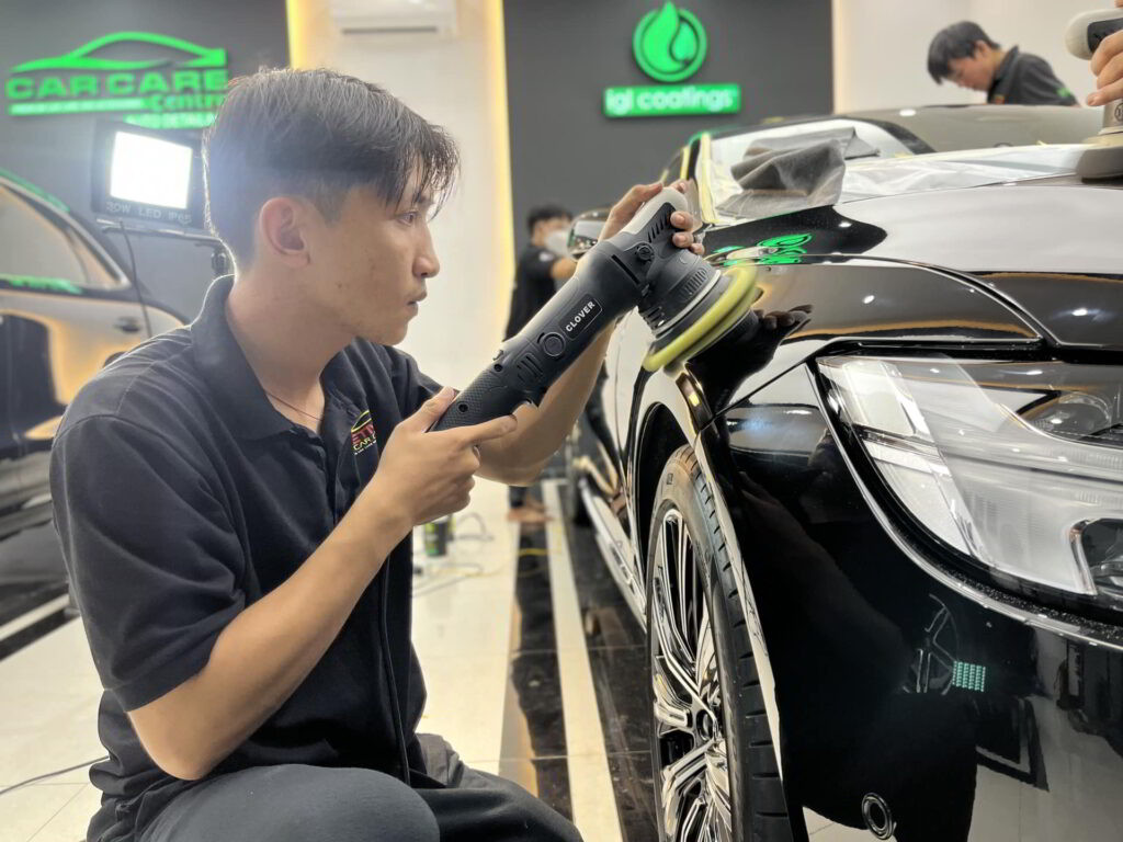 Đánh bóng xe ô tô để loại bỏ vết xước và khuyết tật sơn