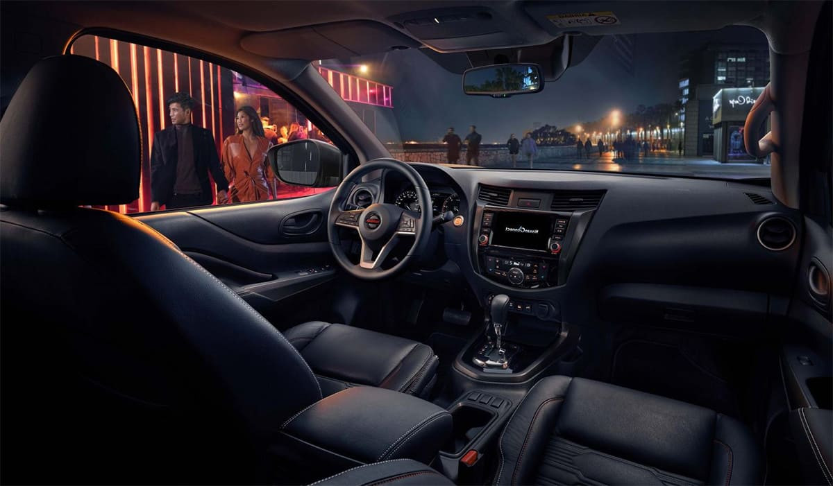 Đánh giá xe Nissan Navara 2021: Khoang lái tiện ích thông minh