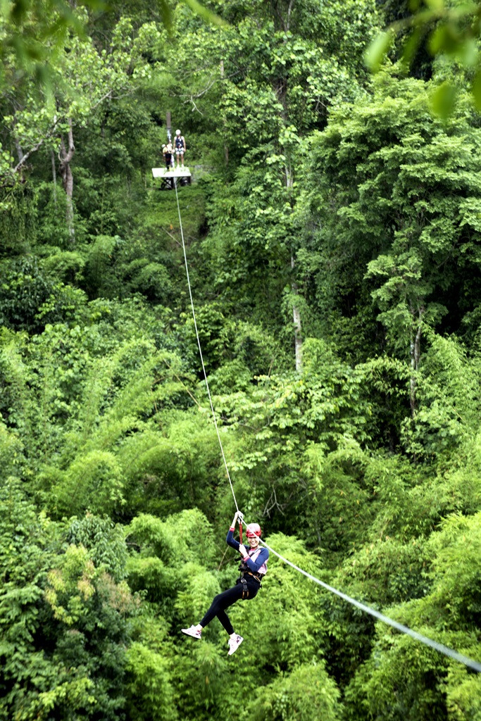 Du khách trải nghiệm trượt Zipline trên đường cáp dài tại Madagui Forest City, Lâm Đồng