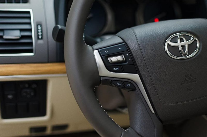 Hàng ghế sau tiện nghi với màn hình giải trí trên Land Cruiser 2018