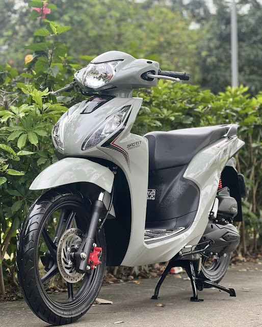 Hình ảnh cận cảnh các phiên bản và màu sắc xe Honda Vision 2024 nổi bật trên thị trường.